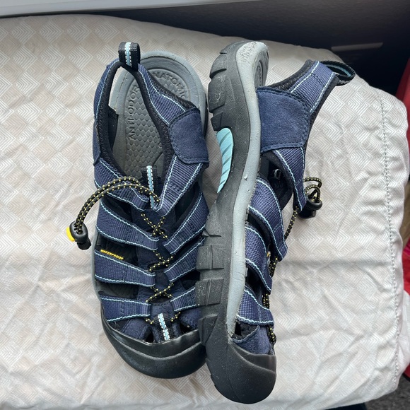 Keens waterproof sandals. Women’s size 9.5 - Picture 3 of 7